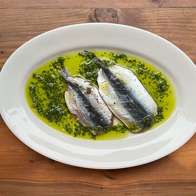 Средиземноморские сардины с зеленым соусом в Прошуттерия по цене 790 ₽