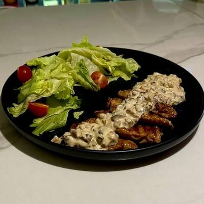 Медальоны из свиной вырезки в сливочно-грибном соусе в Kaif Lounge по цене 900 ₽