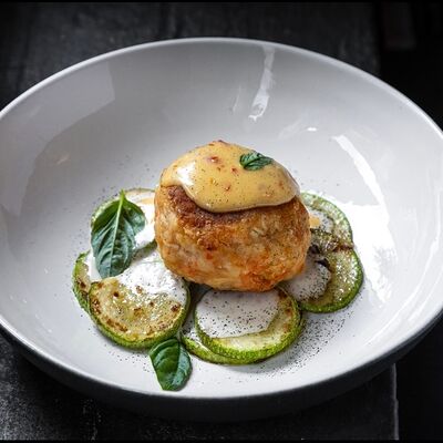 Краб-кейк, цукини и тайский соус в Техникум по цене 1050 ₽