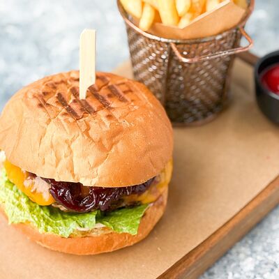 Хипстер бургер с брусничным соусом в Food market skolkovo по цене 720 ₽