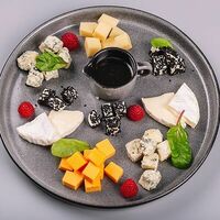 Ассорти европейских сыров в Crazy Brothers