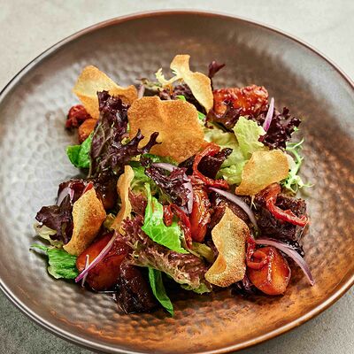 Салат с телячьими щечками, вяленым томатами и картофельными чипсами в Pivino по цене 655