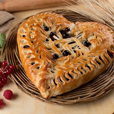 Сердце-пирог с вишней в Пироговая лавка по цене 3160 ₽