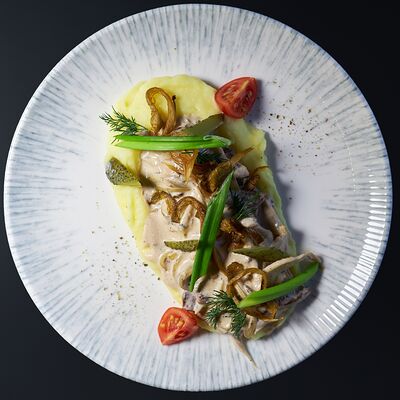 Строганов из говядины с вешенками и картофельным пюре в Дача по цене 850 ₽