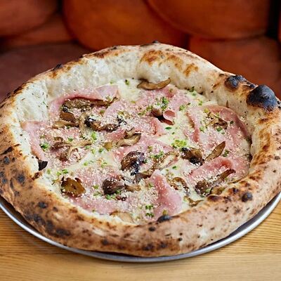 Пицца грибы/ветчина/пармезанв Wine Connection по цене 690 ₽