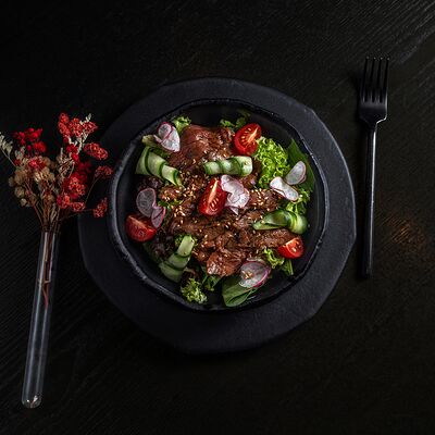 Салат с говядинойв Mundshtuk Asia по цене 800 ₽