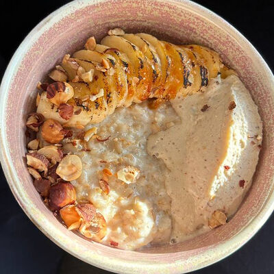 Овсяная каша с бананом, домашней карамелью и ореховым крем-чизом в Ранняя пташка по цене 530 ₽