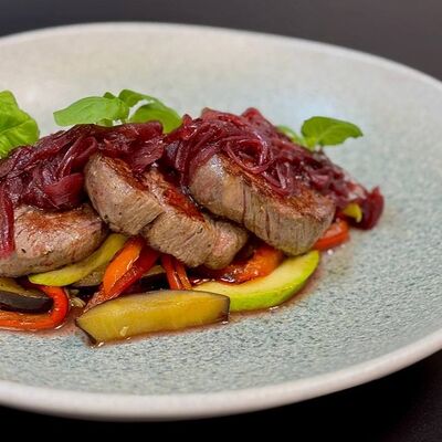 Медальоны из телятины на овощной подушке под винно-луковым соусом в Lemongrass по цене 986 ₽