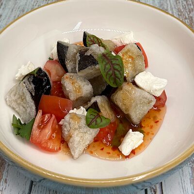 Салат с хрустящими баклажанами, спелыми томатами и сливочным сыром в Сова по цене 645 ₽