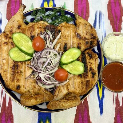 Курица гриль в Шаурма халяль в Перекрестке по цене 770 ₽