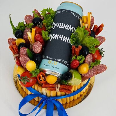 Колбасный бенто-торт с безалкогольным пивом для лучшего мужчины на праздникв Дарите красиво по цене 4199 ₽