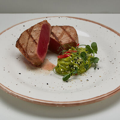 Д Стейк из тунца с гуакомоле в Цех этого города по цене 999 ₽