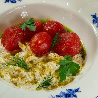 Томаты конфи со страчателлой в Стекляшка по цене 810 ₽