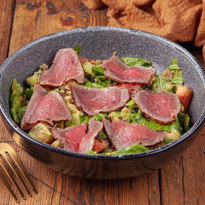 Салат с киноа и говядиной в Это Бар по цене 690 ₽