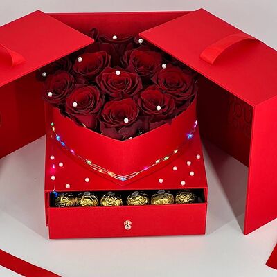 Красные розы с конфетами Ferrero Rocher в подарочной коробке раскрывающийся ларецв Дарите красиво по цене 9499 ₽