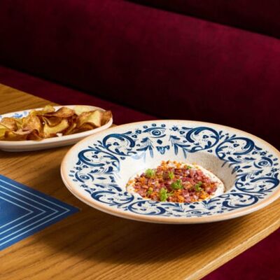 Тартар из говядины с кремом из сулугуни и картофельными чипсами в NANA Pirveli по цене 865 ₽