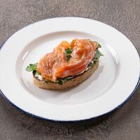 Брускетта с лососем в Искра Бистро