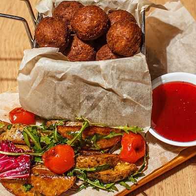 Фрикадельки с картофелем по-деревенски в Кафе Наше Место по цене 650 ₽