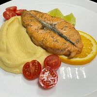 Стейк из семги с пюрев Китчен