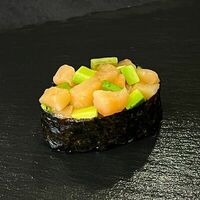 Суши с лососем и авокадо в MySushi