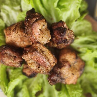 Шашлык из свиной шеи в Мужчина готовит по цене 440 ₽