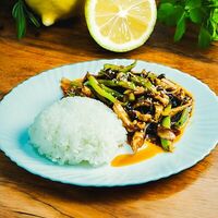 Паровой рис с мясом и овощами в кисло-сладком соусе в Kongfu