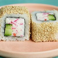 Ролл Калифорния с кунжутом в Sushi Street