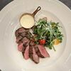 Фланк стейк с пряной рукколой и соусом горгондзола в Debrett по цене 1998