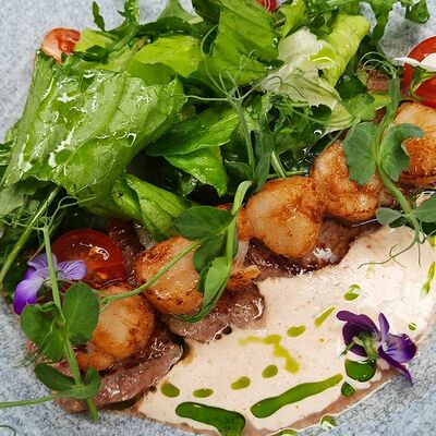Салат с гребешком и говядиной в Oysters по цене 980 ₽