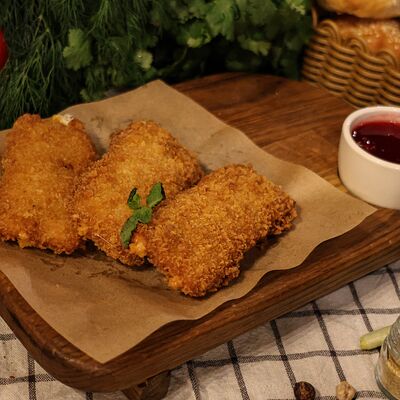 Жареный сыр в панировке с малиновым соусом в Мзиани по цене 460 ₽