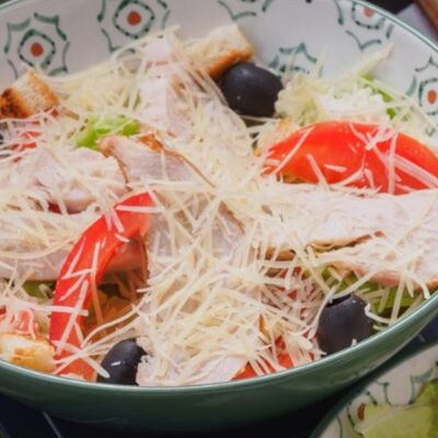 Цезарь с жареным лососем в Rollstreet по цене 409 ₽