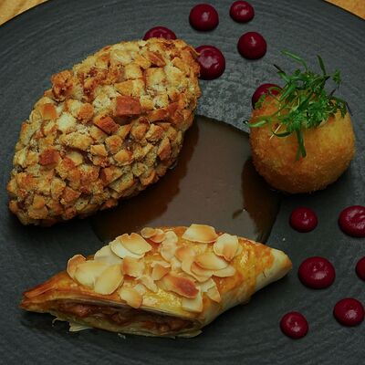 Пожарская котлета из утки осеннего нагула с грибным штруделем и трюфельным картофельным крокетом в Yale по цене 1200 ₽