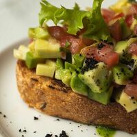 Брускетта с авокадо в Опера