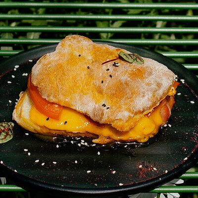 Сэндвич с беконом и луковым вареньем в Renoir coffee по цене 570 ₽