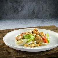 Салат с филе цыпленка, салатным миксом, томатами и пармезаном в CAFE BREAKFAST & LUNCH