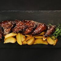 Куриные крылышки в соусе BBQ с картофелем по-деревенски в Фабрика Вкуса