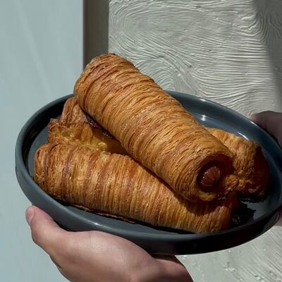 Куриная сосиска в тесте в Zanoza Kруассантерия по цене 400 ₽