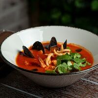Средиземноморский томатный суп с морепродуктами в Wine and Whiskey by Simple