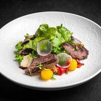Гриль-салат с говядиной, мини-картофелем и горчичным соусом в Capo Ristorante
