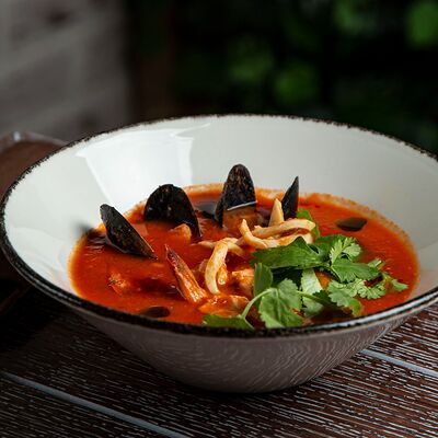 Средиземноморский томатный суп с морепродуктами в Wine and Whiskey by Simple по цене 850 ₽