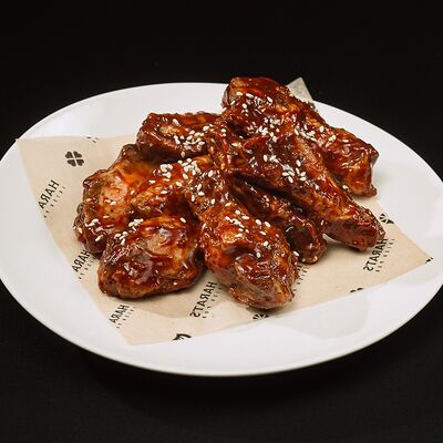 Куриные крылья в соусе кимчи M в Harats Pub по цене 1035 ₽