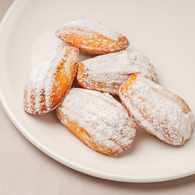 Мадлен лимонный в пудре 5 шт в Брусника по цене 350 ₽