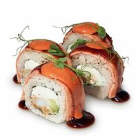 Опаленный ролл Креветка темпура, острый лосось в Jojo