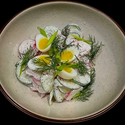 Огурцы, редис, перепелиные яйца, зелень, сметанная заправка в Leroy по цене 590 ₽