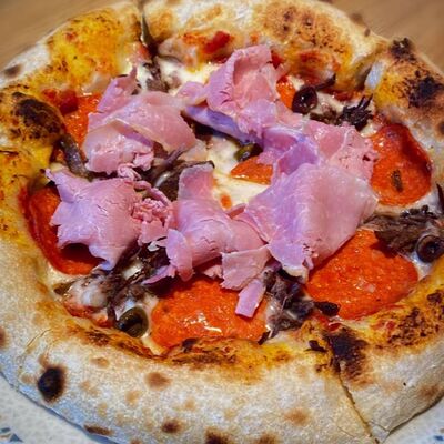 Пицца Двор в DVOR гриль-бистро по цене 1200 ₽