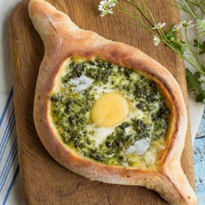 Хачапури по-аджарски с сыром и шпинатом в На углях по цене 700 ₽