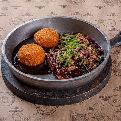 Стейк из свиной шеи в Braubauer по цене 720 ₽