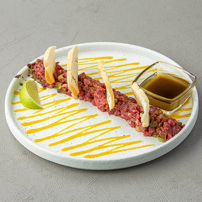 Тартар из мраморной говядины и вяленых томатов в Диккенс по цене 750 ₽