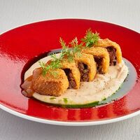Томлёные говяжьи щеки с хрустящей корочкой и пюре из печёной фасоли в БульВар
