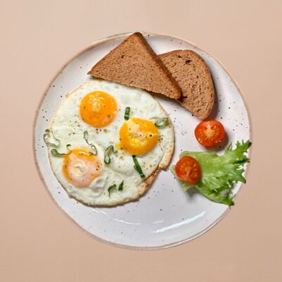 Глазунья с медовым тостом в Романовская пекарня по цене 500 ₽